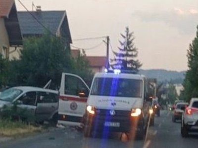 Težak udes u Tuzli: Automobil se zabio u ogradu, više osoba povrijeđeno