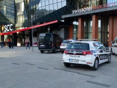 Automobilom pokušali ući u Sarajevo City Centar kako bi počinili krađu, pa oštetili vrata i pobjegli