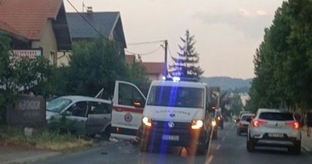 Težak udes u Tuzli: Automobil se zabio u ogradu, više osoba povrijeđeno