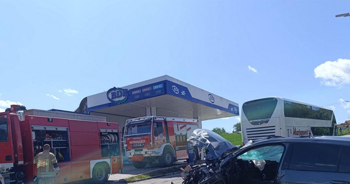 Teška saobraćajka kod Prijedora: Sudar autobusa i golfa, ima povrijeđenih