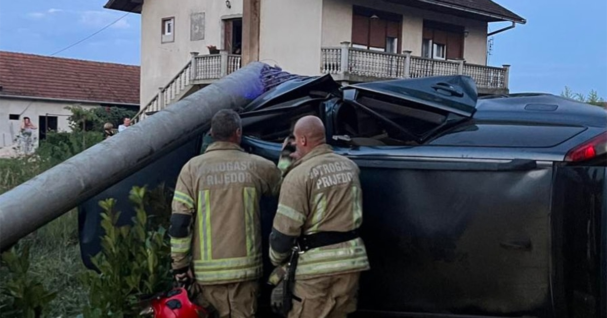 Automobilom sletio i udario u banderu kod Prijedora, vozača izvlačili vatrogasci