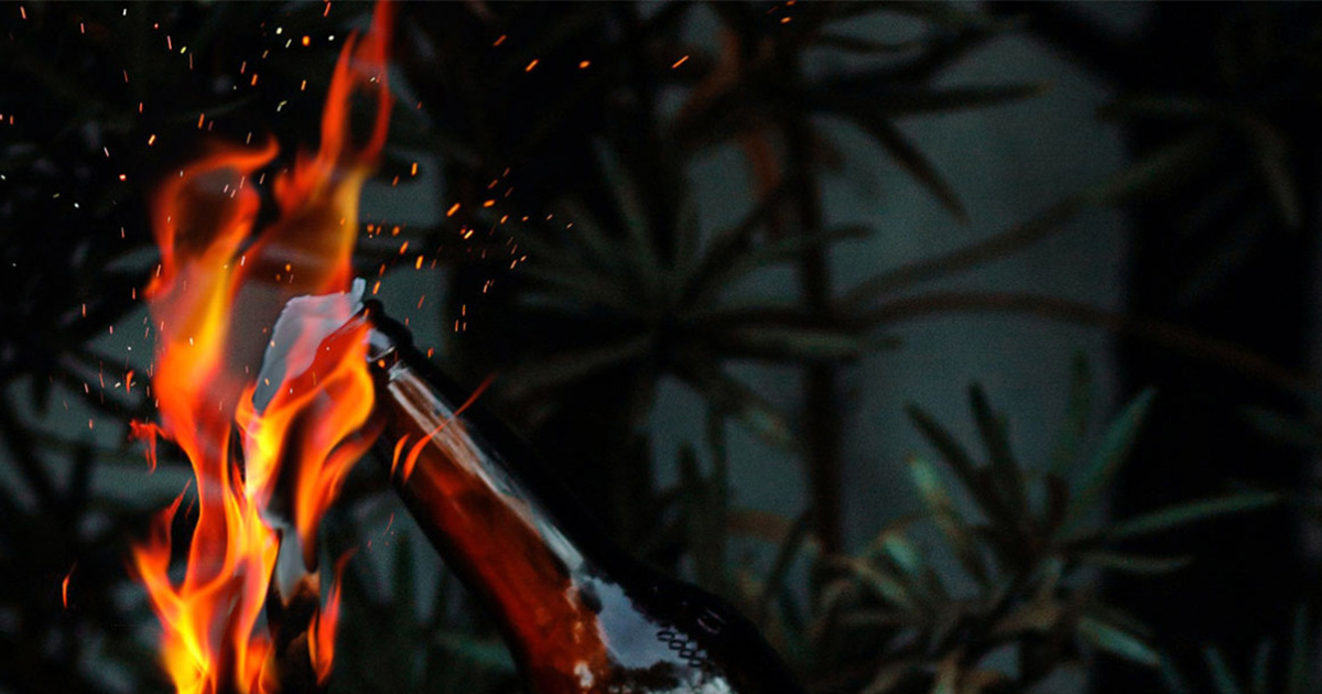 Bacio flašu sa benzinom da zapali tuđu garažu