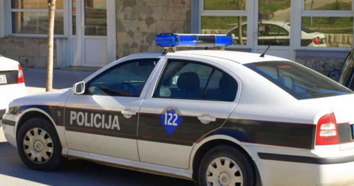 Jedna osoba teško povrijeđena prilikom sudara motora i automobila u Kaknju