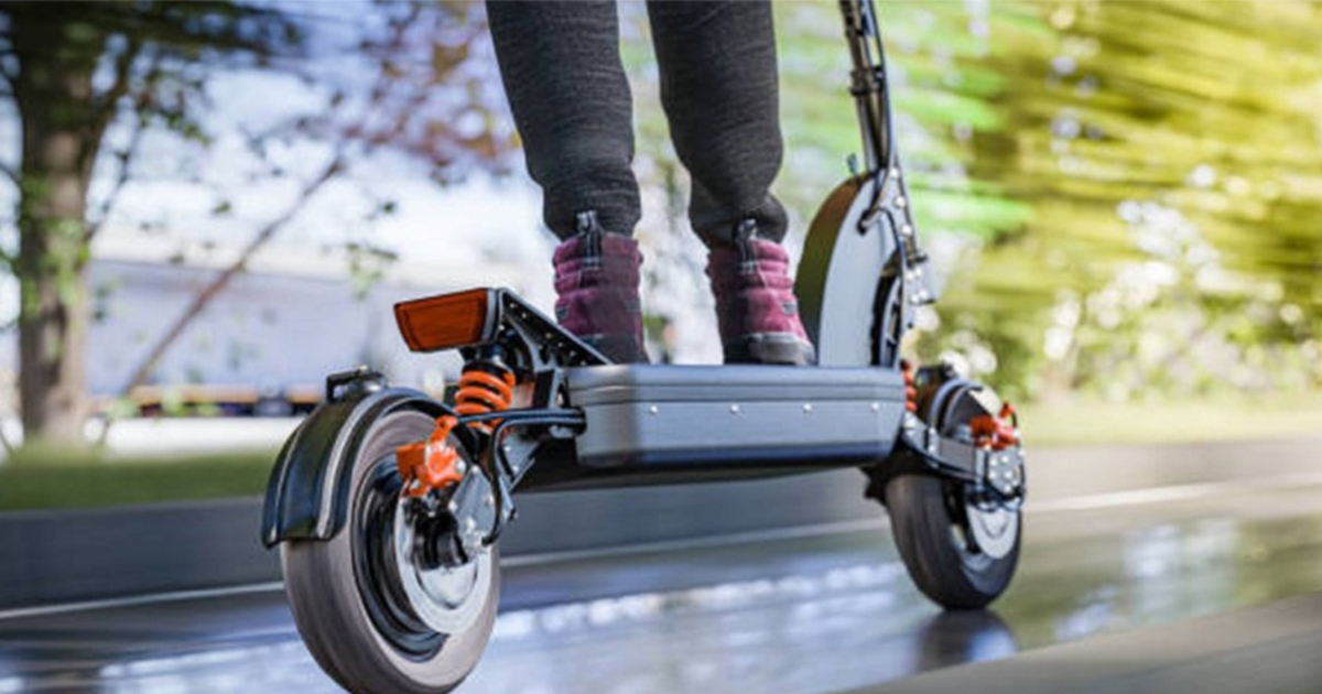 Maloljetnik teško povrijeđen u sudaru električnog romobila i automobila