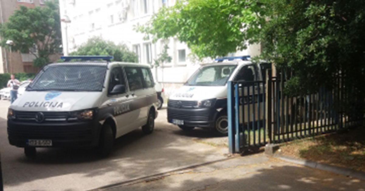 Uhapšena dvojica muškaraca, uz prijetnju nožem radnici opljačkali trgovinu