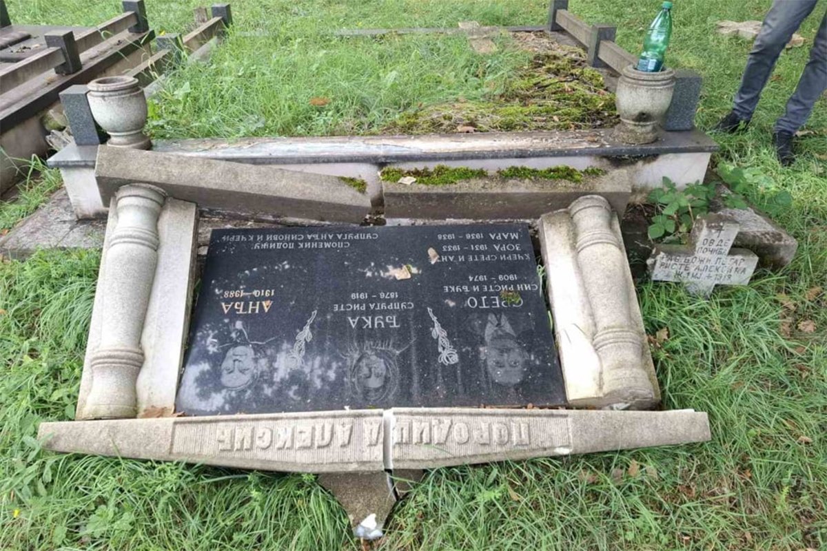 Oskrnavljeno pravoslavno groblje u Zenici, polomljeno 60 spomenika