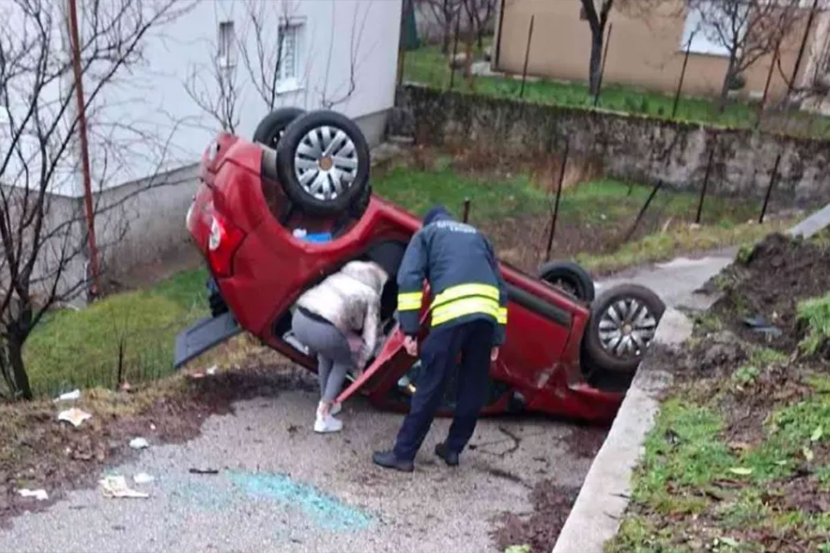 Udes u Gacku: Djevojke autom sletjele u dvorište