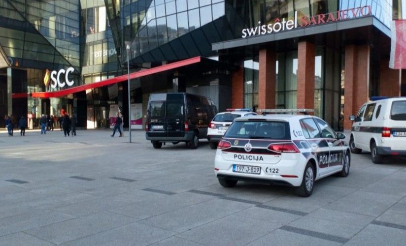 Automobilom pokušali ući u Sarajevo City Centar kako bi počinili krađu, pa oštetili vrata i pobjegli