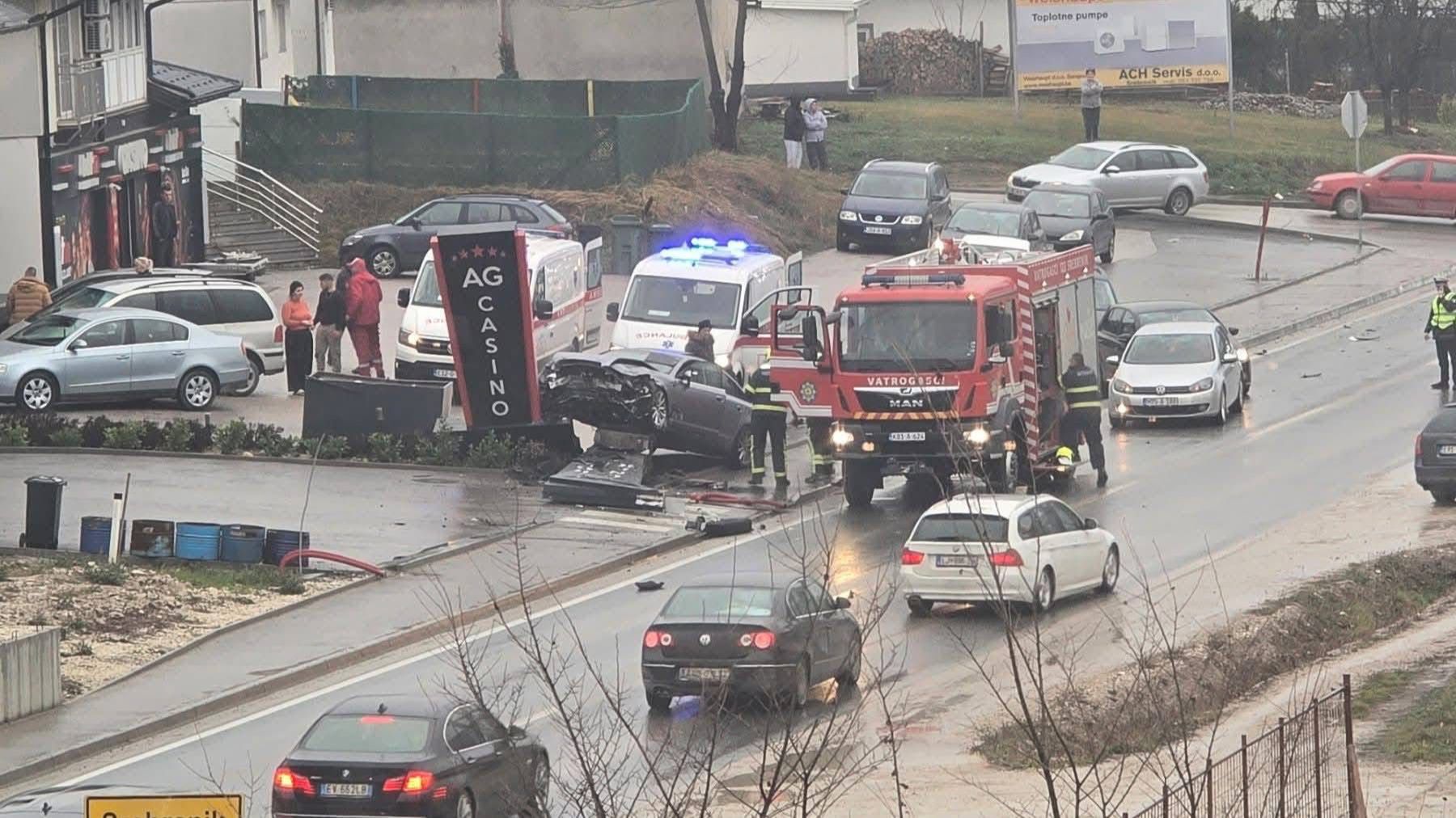 Teška saobraćajna nesreća u Srebreniku: Troje povrijeđeno