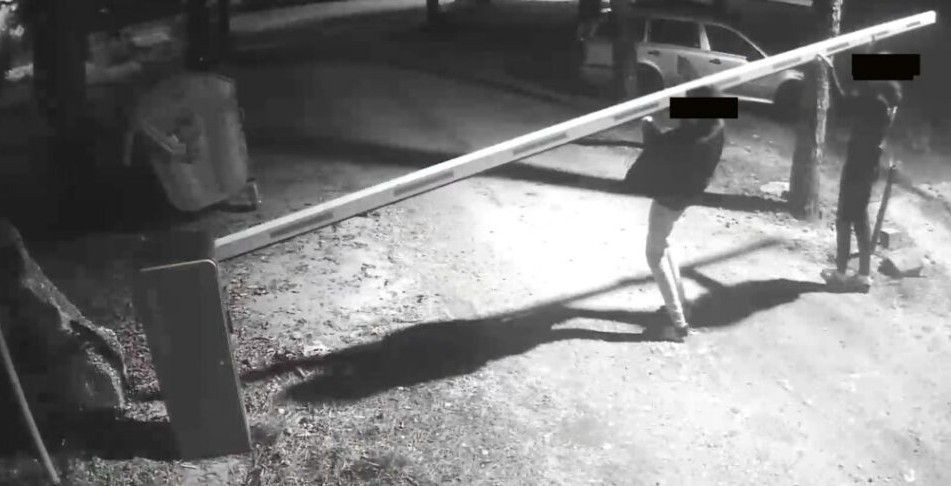 Oštetili rampu ispred zgrade Općine Posušje, policija izuzela snimke