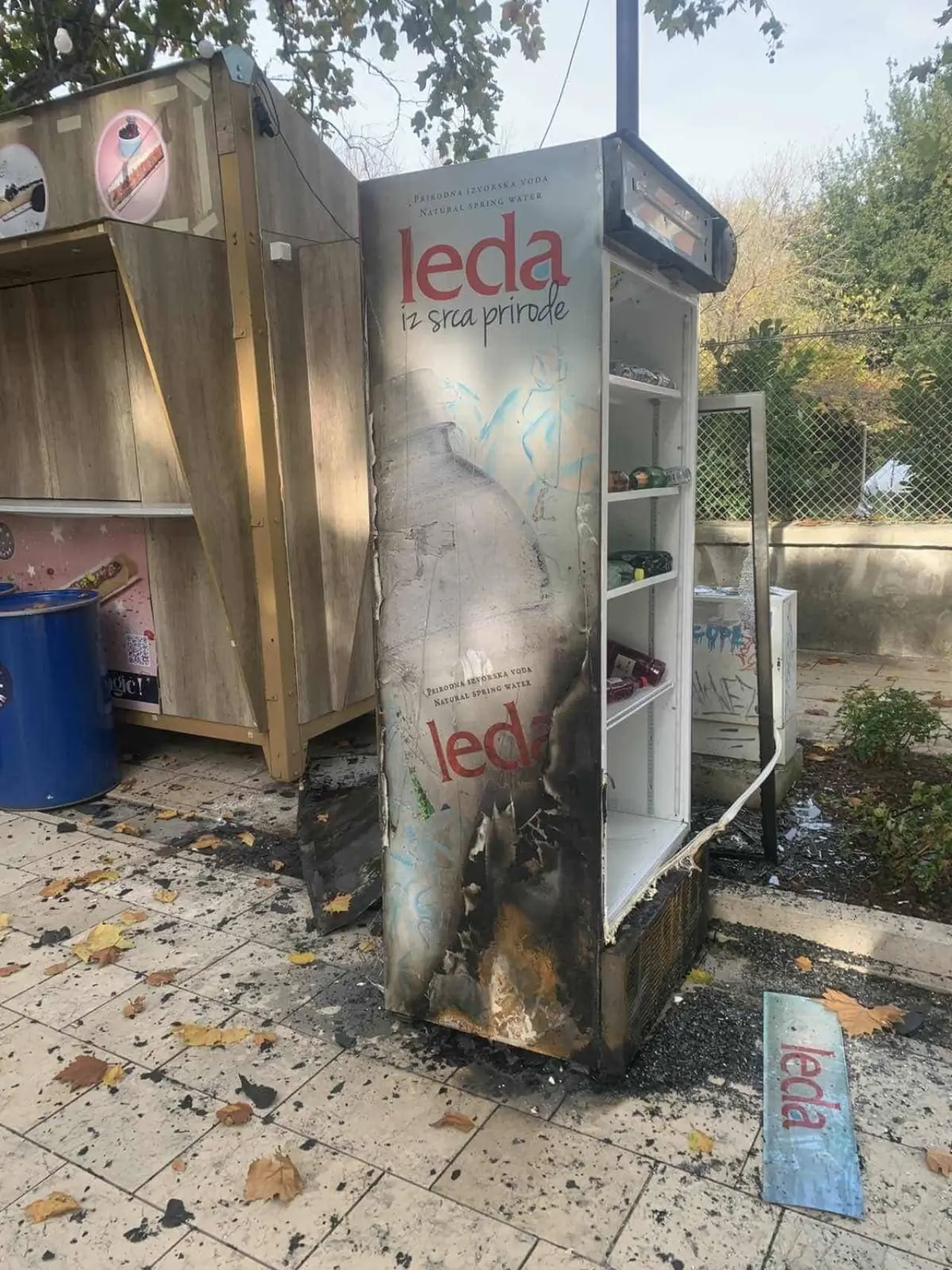 Mostar: Gorio hladnjak na Šetnici